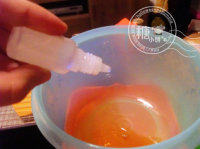 1、糖炒栗子月饼,金黄糖浆70G+植物油30G+枧水2G在容器中混合