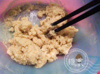 2、糖炒栗子月饼,加入面粉搅拌成团