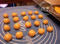 3、糖炒栗子月饼,割成10G一个的剂子。共20个。团成球