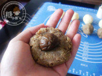 5、糖炒栗子月饼,分成40G一个，中间再包入一颗糖炒栗子