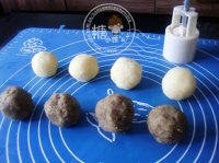 6、糖炒栗子月饼,把皮子压扁从馅的底部开始慢慢向上退薄推上来，推到顶部全部裹起来后用手揉一揉。揉均匀