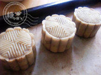 7、糖炒栗子月饼,放到月饼模具（50G一只）中将底部压一压推出模具成型