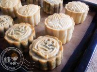 8、糖炒栗子月饼,烤箱预热170℃，中层上下火烤5-7分钟