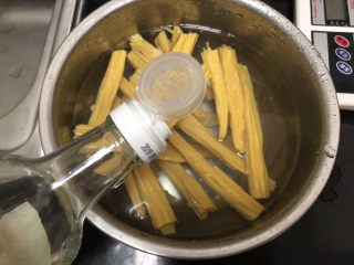 3、腐竹炒木耳,少许白醋，可以加速腐竹泡发