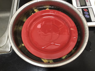 4、腐竹炒木耳,如果怕腐竹浮起可以压个盘子，至少泡4个小时