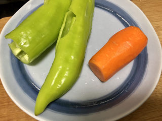 7、腐竹炒木耳,胡萝卜削皮，青椒去蒂去籽洗净