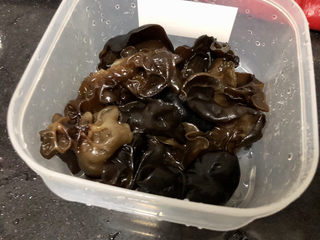 9、腐竹炒木耳,泡发的木耳在流动水下揉搓洗净