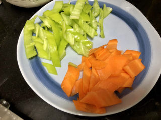 11、腐竹炒木耳,胡萝卜切片，青椒切窄段