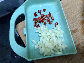 10、腐竹炒木耳,改刀：蒜切蒜蓉，小米辣切小圈