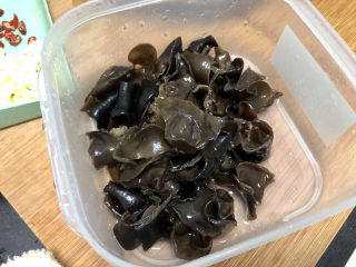13、腐竹炒木耳,木耳撕小朵