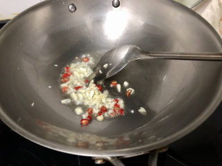 19、腐竹炒木耳,热锅冷油，下蒜末小米辣小火煸香