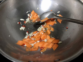 20、腐竹炒木耳,下胡萝卜煸炒半分钟