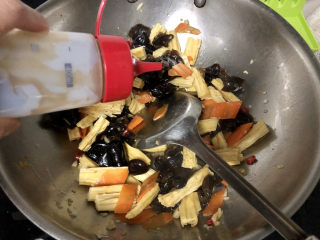 24、腐竹炒木耳,一茶匙耗油，翻炒均匀