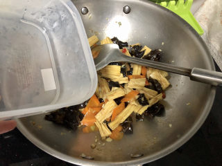 25、腐竹炒木耳,加入小半碗清水