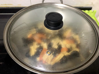 26、腐竹炒木耳,煮开，中小火炖煮2分钟