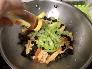 28、腐竹炒木耳,加入半茶匙太太乐鸡汁翻炒均匀