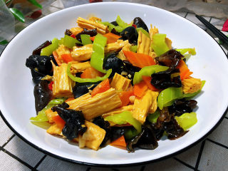 32、腐竹炒木耳,成品