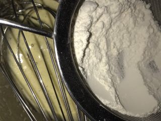 1、巧克力卡士达面包,筛入30克低筋粉。