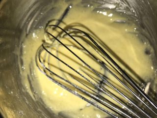 2、巧克力卡士达面包,搅拌均匀，备用。