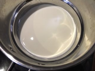 3、巧克力卡士达面包,350克牛奶加一小勺香草精煮到四周有一点小泡泡，比较烫但不至于沸腾。