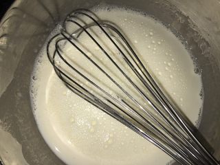 4、巧克力卡士达面包,把牛奶慢慢倒入第三步的蛋黄里，一边倒一边快速搅拌，直至倒完。