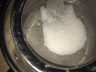 5、巧克力卡士达面包,把混合物过筛入一个小奶锅。