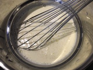 6、巧克力卡士达面包,小火一边煮一边搅拌。一定要小火哦，不然会变蛋花汤。