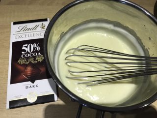 7、巧克力卡士达面包,搅拌至浓稠，离火，把100克巧克力掰碎，趁热加入卡士达酱搅拌至巧克力融化。