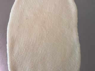 11、巧克力卡士达面包,将面团擀成长椭圆形。