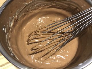 8、巧克力卡士达面包,顺滑的巧克力卡士达酱就完成了。盖盖子晾凉，冷藏备用。