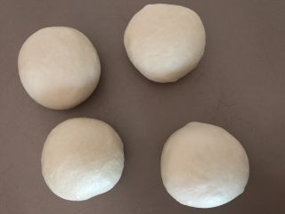 10、巧克力卡士达面包,均分四份，滚圆松弛15分钟。