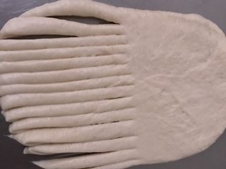 13、巧克力卡士达面包,约一半多一点的地方用刮板切细条。