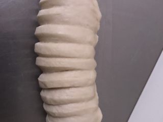 15、巧克力卡士达面包,收口捏紧。