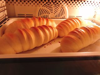 17、巧克力卡士达面包,入预热好的烤箱中层180度烤18分钟，火力时间根据自己烤箱调节。