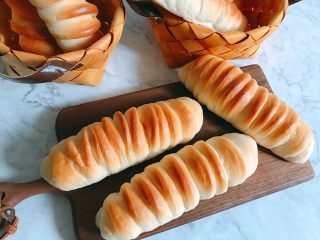 18、巧克力卡士达面包,出炉放烤网晾凉。