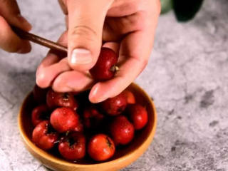 1、自己在家做冰糖葫芦、一口气连吃三串、做法简单又快捷,山楂洗净，去蒂，再用筷子取出核