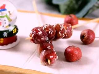 6、自己在家做冰糖葫芦、一口气连吃三串、做法简单又快捷,放至吸油纸等凝固后即可