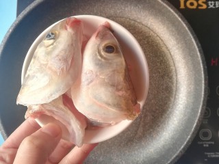 5、酸菜黑鱼汤,倒入鱼头中小火慢煎