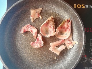 6、酸菜黑鱼汤,小火慢慢煎