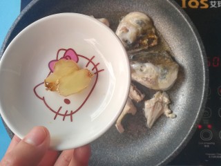 8、酸菜黑鱼汤,加入姜片