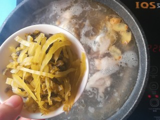 10、酸菜黑鱼汤,加入酸菜煮开