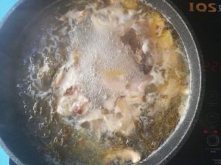 11、酸菜黑鱼汤,煮开喽