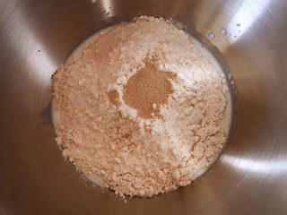 1、日式红豆包,将主料中除黄油以外的其它原材料按照底层液体、糖、盐，中层粉类，上层酵母的顺     序放入厨师机。