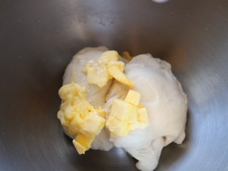 2、日式红豆包,用低档搅拌成团，中档揉至能拉出厚膜后加入室温软化的黄油。