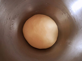 3、日式红豆包,揉至扩展阶段后滚圆，盖上保鲜膜室温发酵。