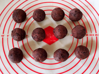 4、日式红豆包,面团发酵的过程中，将红豆沙分成25g/个，搓圆备用。