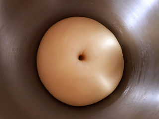 5、日式红豆包,大概50分钟后，面团发酵到两倍大，手指沾面粉戳一个洞，不回缩、不塌陷即表示发     酵完成。