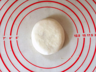 11、日式红豆包,用手掌把面团稍微压扁。