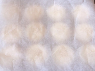 14、日式红豆包,面团表面盖上一张油纸。