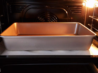 15、日式红豆包,压一个平底烤盘，送入预热好的烤箱，中层，上下火180℃，烘烤18分钟。